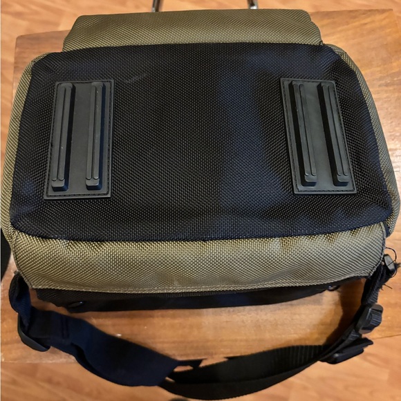 Canon 100EG Custom Gadget Bag
Water-repellent nylon
Carry handle
Shoulder strap - Picture 8 of 10